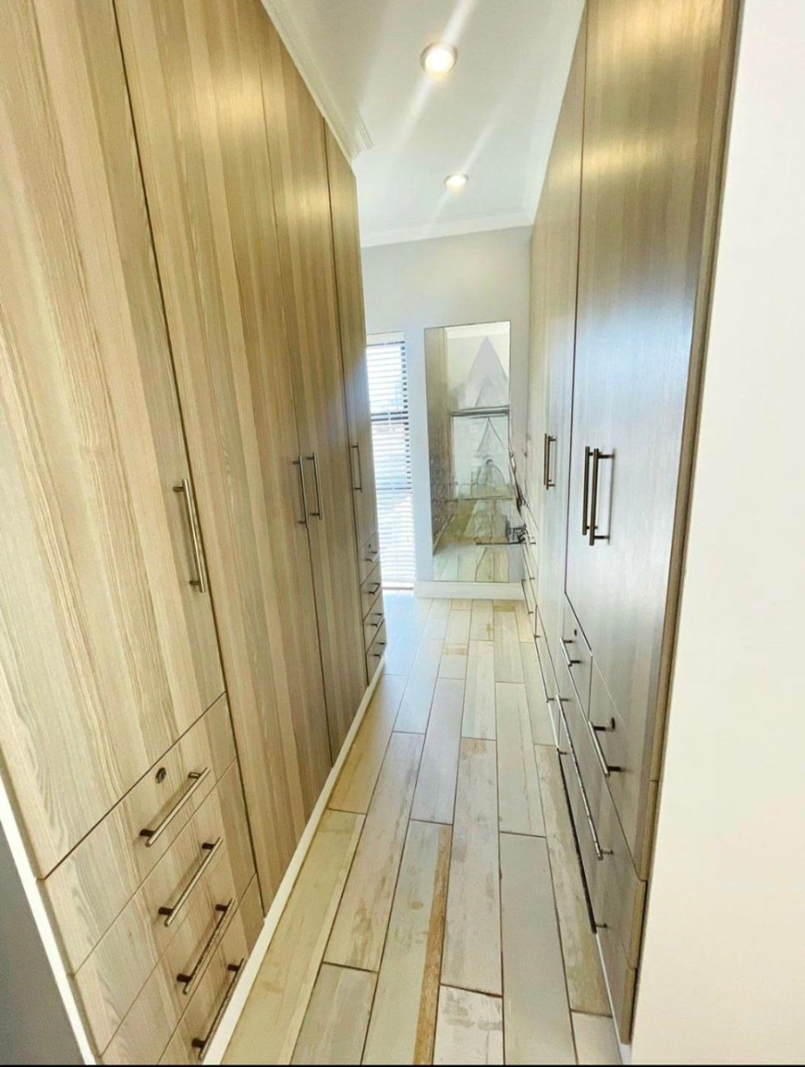 5 Bedroom Property for Sale in Gonubie Eastern Cape